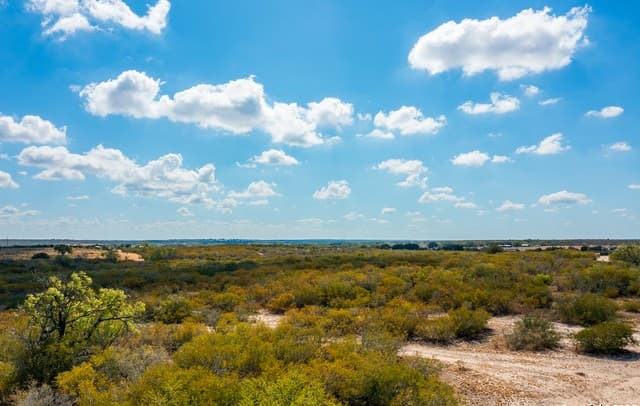 rental at 840 County Road 652 in Devine, TX — photo 1