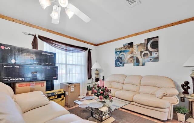 3-bedroom rental at 6426 Brittany Farm in San Antonio, TX — photo 3