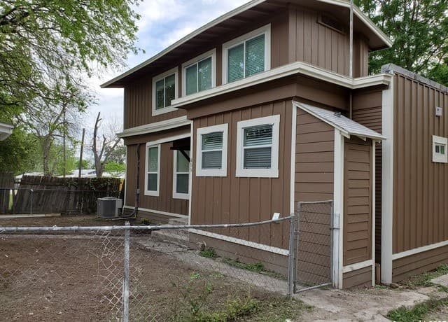 rental at 707 W Craig in San Antonio, TX — photo 1