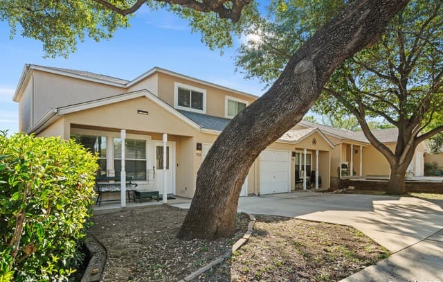 3-bedroom rental at 3202 Eisenhauer Unit 702 in San Antonio, TX — photo 1