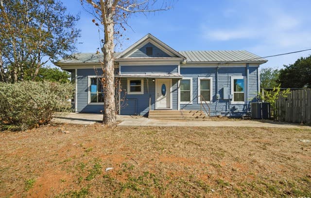 3-bedroom rental at 1004 E Colorado in Pearsall, TX — photo 1