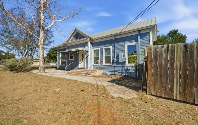 3-bedroom rental at 1004 E Colorado in Pearsall, TX — photo 2