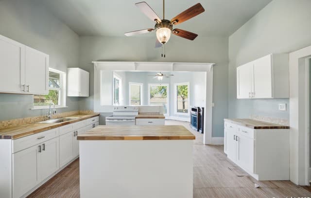 3-bedroom rental at 1004 E Colorado in Pearsall, TX — photo 5