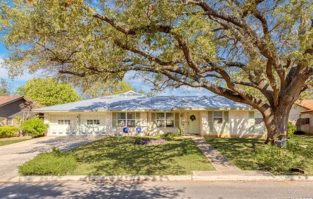 3-bedroom home for sale at 713 Fawndale Ln in Windcrest TX