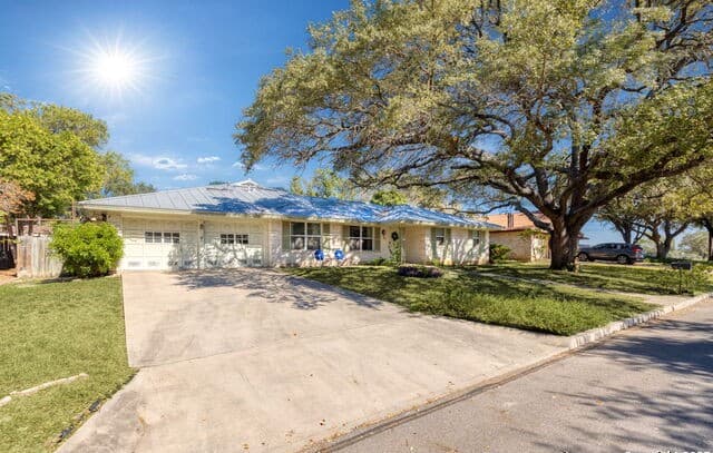 Home for sale at 713 Fawndale Ln in Windcrest, TX — photo 2