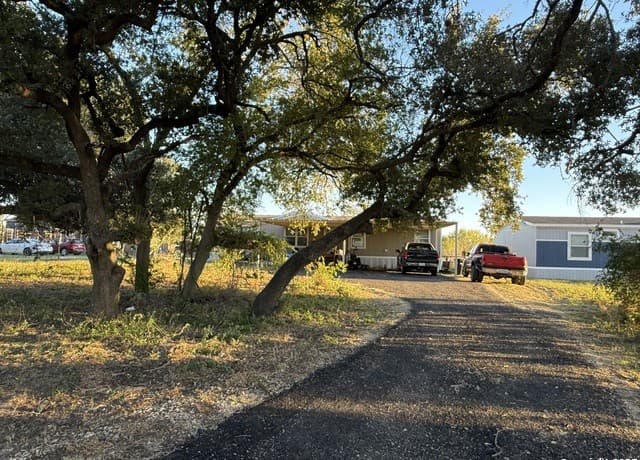 3-bedroom rental at 137 Viridian View in Pleasanton, TX — photo 4