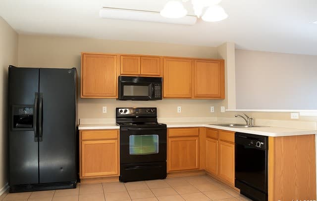 3-bedroom rental at 327 Cedron Chase in San Antonio, TX — photo 2