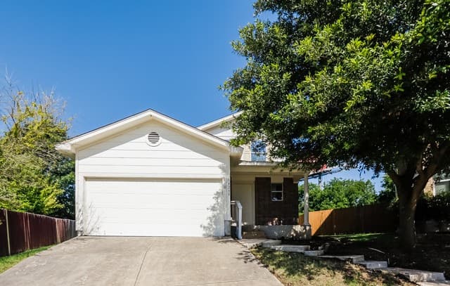 4-bedroom rental at 14239 Rosy Finch in San Antonio, TX — photo 1