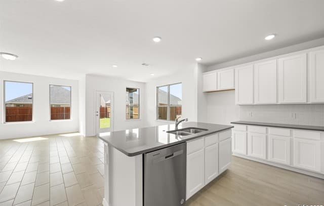 4-bedroom rental at 7231 Raintree Forest in San Antonio, TX — photo 3