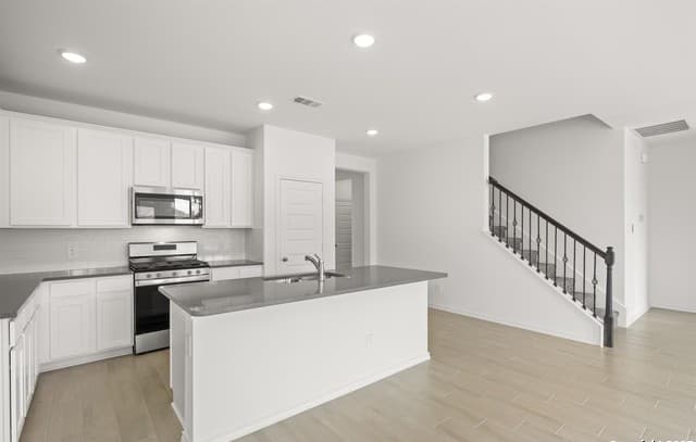 4-bedroom rental at 7231 Raintree Forest in San Antonio, TX — photo 5