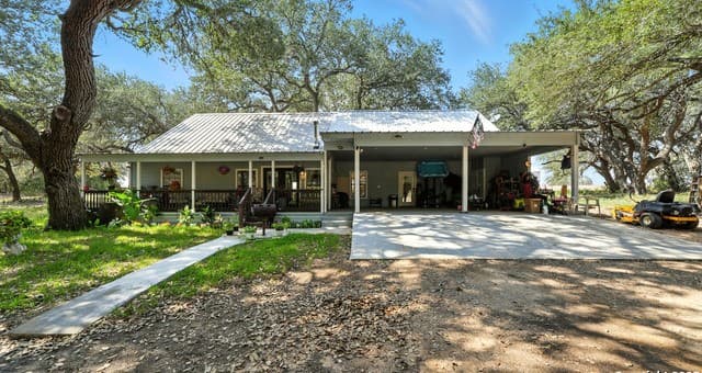 Home for sale at 226 Fm 1107 in Stockdale, TX — photo 4