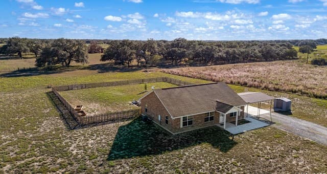 3-bedroom home for sale at 118 Stallion Trl in Natalia TX
