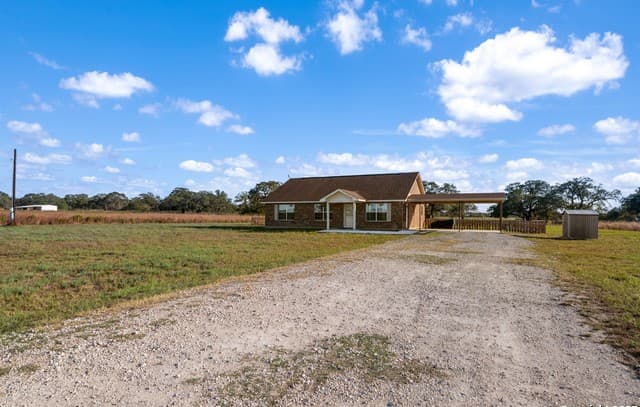3-bedroom rental at 118 Stallion Trl in Natalia, TX — photo 2