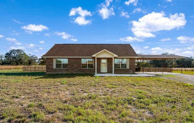 3-bedroom rental at 118 Stallion Trl in Natalia, TX — photo 4