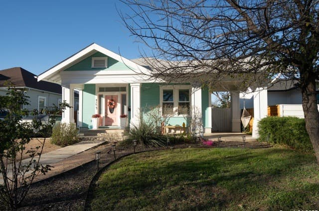 3-bedroom rental at 415 Florida in San Antonio, TX — photo 1