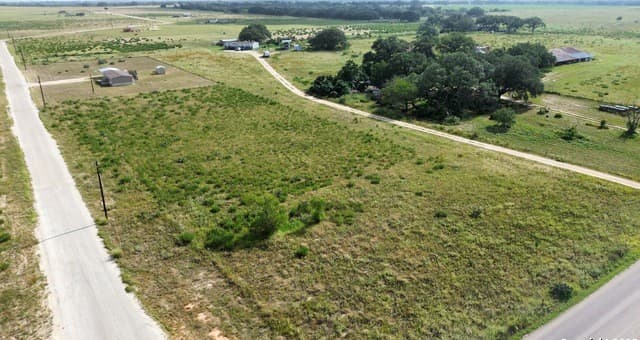 rental at 448 County Road 7712 in Devine, TX — photo 2