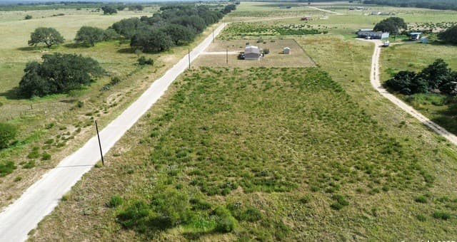 rental at 448 County Road 7712 in Devine, TX — photo 3