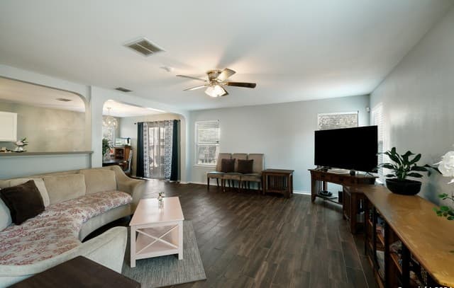 3-bedroom rental at 7115 Horizon Star in San Antonio, TX — photo 4