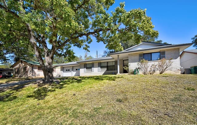 3-bedroom rental at 323 Shin Oak in Live Oak, TX — photo 2