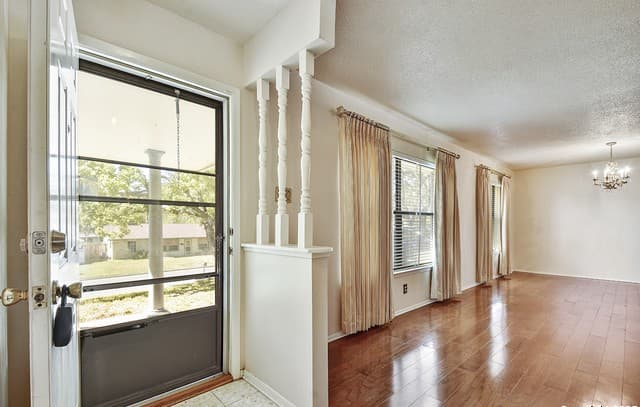 3-bedroom rental at 323 Shin Oak in Live Oak, TX — photo 4