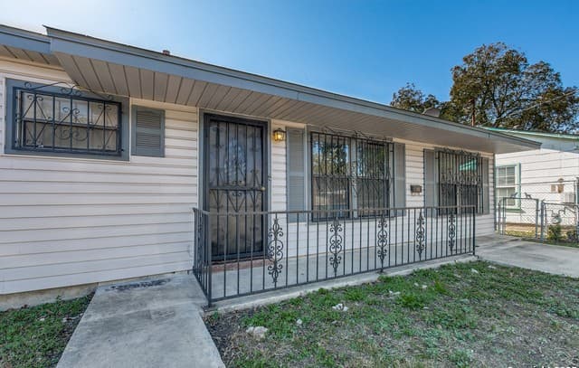 3-bedroom rental at 354 Las Palmas in San Antonio, TX — photo 4