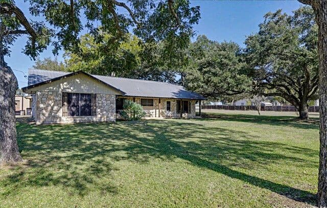 3-bedroom rental at 307 Us Highway 87 in Stockdale, TX — photo 2