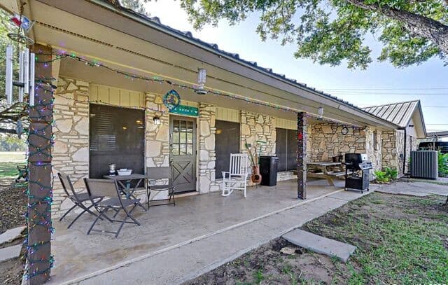 3-bedroom rental at 307 Us Highway 87 in Stockdale, TX — photo 3