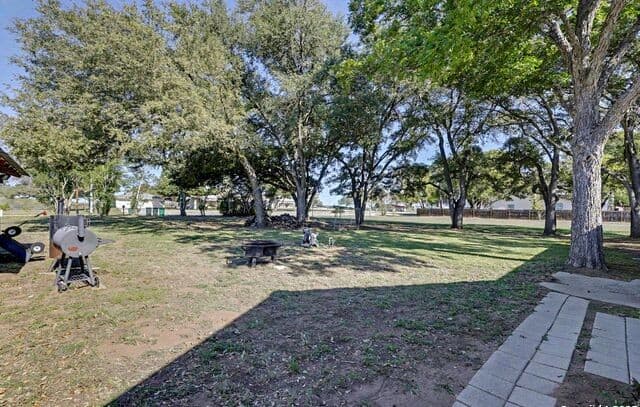 3-bedroom rental at 307 Us Highway 87 in Stockdale, TX — photo 5