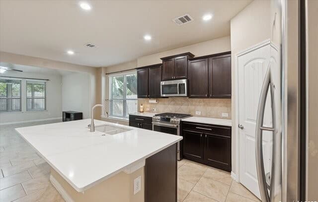 5-bedroom rental at 10269 Shadowy Dusk in Schertz, TX — photo 4