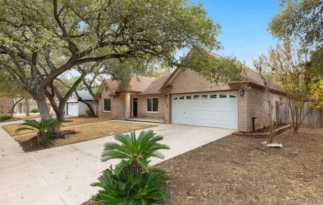 3-bedroom rental at 14128 Emerald Hill in San Antonio, TX — photo 2