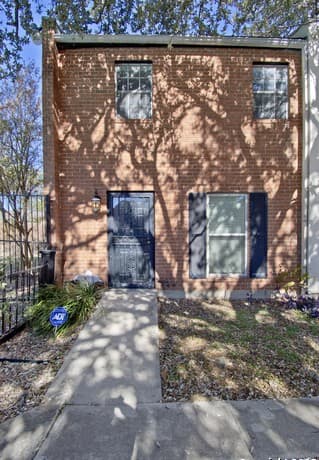 2-bedroom rental at 6427 Wurzbach #4 Unit 4 in San Antonio, TX — photo 2