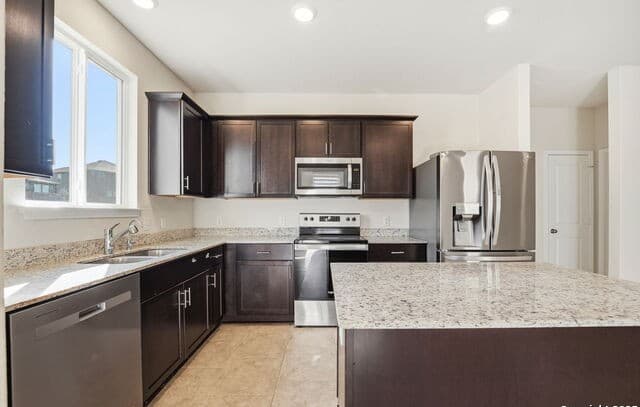 4-bedroom rental at 7320 Playa Xing in San Antonio, TX — photo 2