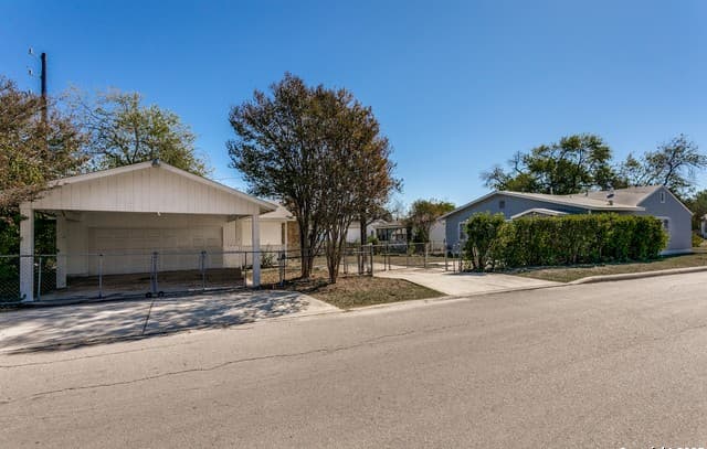 3-bedroom rental at 2643 W Craig Pl in San Antonio, TX — photo 2