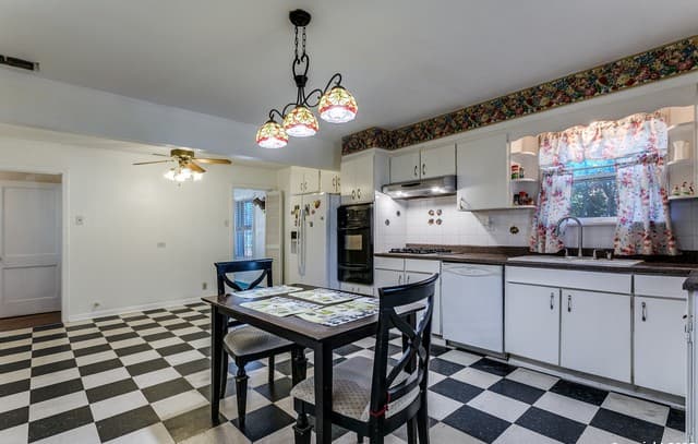3-bedroom rental at 2643 W Craig Pl in San Antonio, TX — photo 4