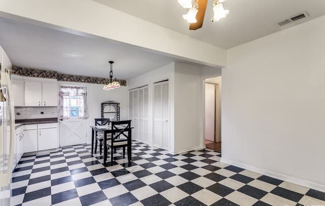 3-bedroom rental at 2643 W Craig Pl in San Antonio, TX — photo 5