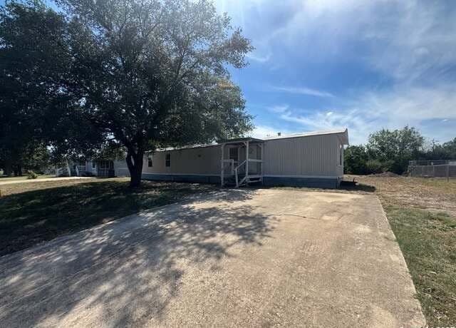 2-bedroom rental at 2900 Southern Breeze in Hondo, TX — photo 2