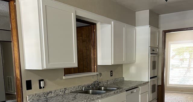 4-bedroom rental at 123 Granada in Universal City, TX — photo 5