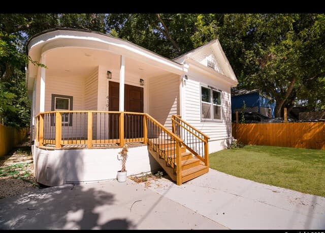 3-bedroom rental at 419 N Monumental in San Antonio, TX — photo 1