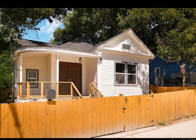 3-bedroom rental at 419 N Monumental in San Antonio, TX — photo 4