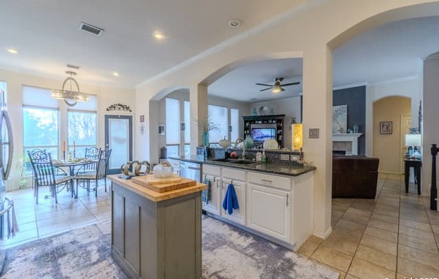 4-bedroom rental at 610 Mello Oak in San Antonio, TX — photo 5