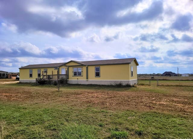 3-bedroom rental at 2072 County Road 421 in Stockdale, TX — photo 3