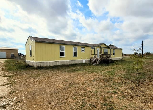 3-bedroom rental at 2072 County Road 421 in Stockdale, TX — photo 4