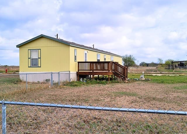 3-bedroom rental at 2072 County Road 421 in Stockdale, TX — photo 5