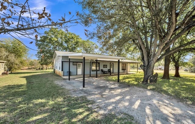 3-bedroom rental at 470 Rutledge in Poteet, TX — photo 2