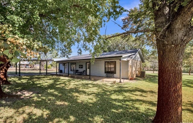 3-bedroom rental at 470 Rutledge in Poteet, TX — photo 3