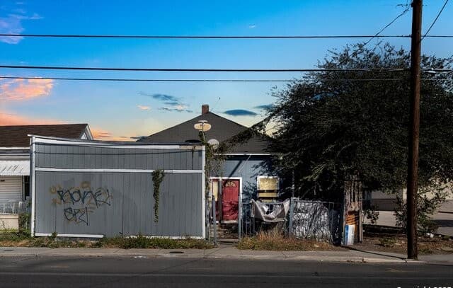 4-bedroom rental at 2925 W Commerce St in San Antonio, TX — photo 1