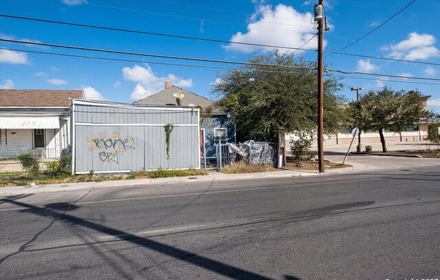 4-bedroom rental at 2925 W Commerce St in San Antonio, TX — photo 4