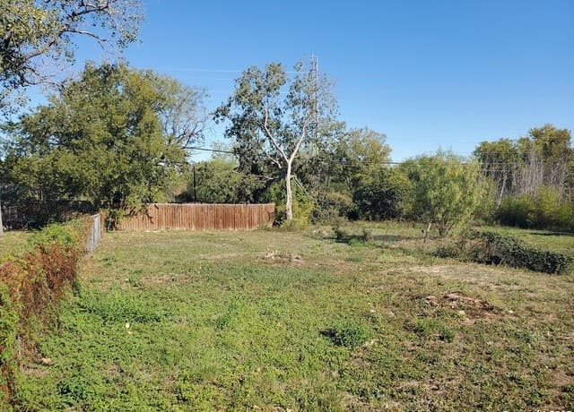 rental at 1807 & 1811 Burleson in San Antonio, TX — photo 4