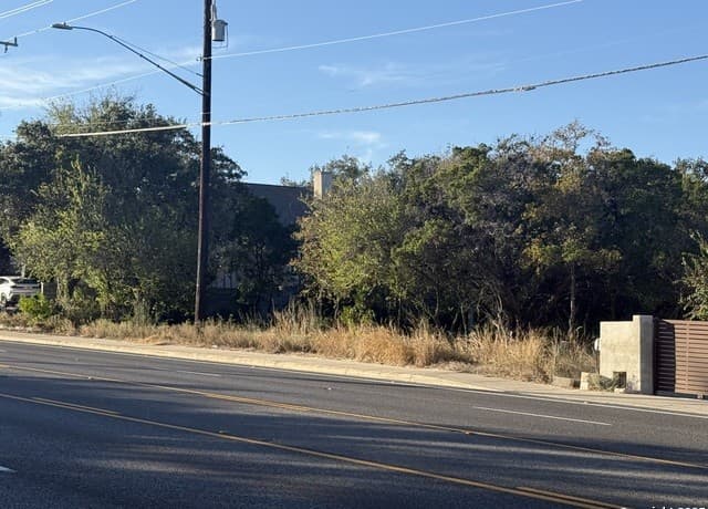 rental at 6805 W Hausman in San Antonio, TX — photo 2
