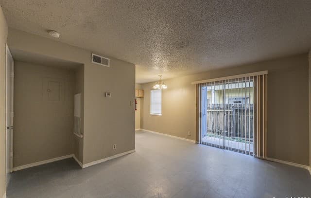 1-bedroom rental at 1634 W Woodlawn Unit 5 in San Antonio, TX — photo 2